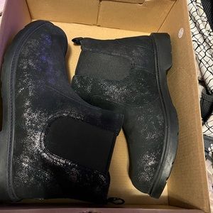 Never worn size 6 kids / size 8 womens uggs ankle boots.